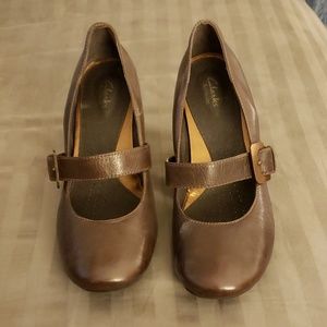 12M Clark's Brown Leather Heels w Buckle